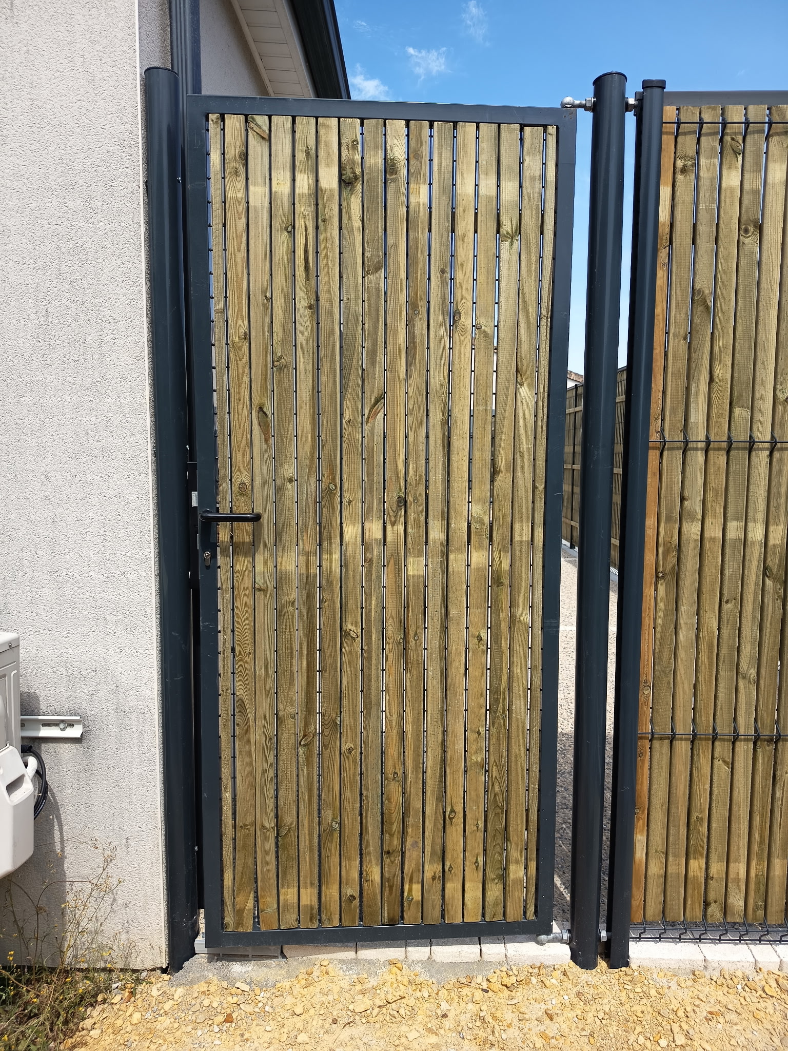 Portillon en aluminium avec occultation en pin traité classe 4 réalisé par Extérieur Design