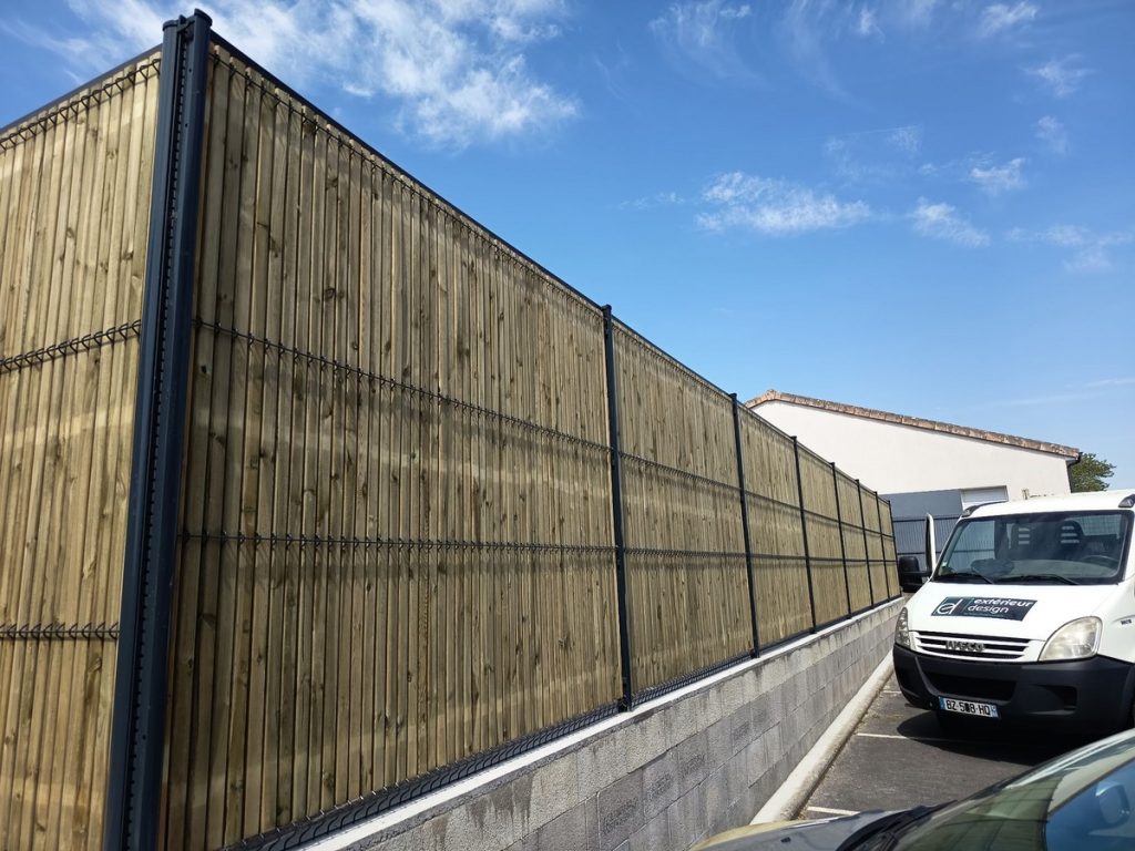 Mur en bloc à bancher et clôture rigide 3D avec occultation en pin près de Poitiers