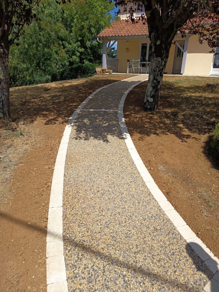 Allée en béton désactivé avec bordure en pavés réalisée par Extérieur Design à Poitiers