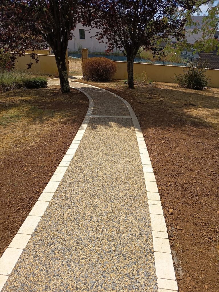 Allée en béton désactivé avec bordure en pavés réalisée par Extérieur Design à Poitiers