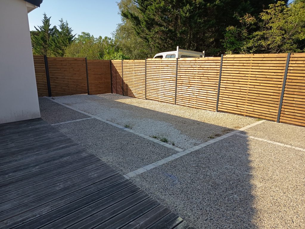 Clôture en claustra bois et poteaux aluminium réalisée par Extérieur Design près de Poitiers