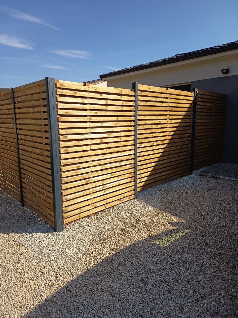 Angle de clôture claustra bois avec poteaux aluminium et gravillons décoratifs